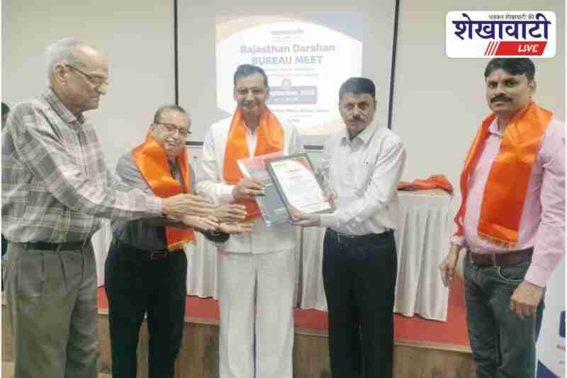 Journalist Dharmpal Gandhi honored in Jaipur, books presented on stage