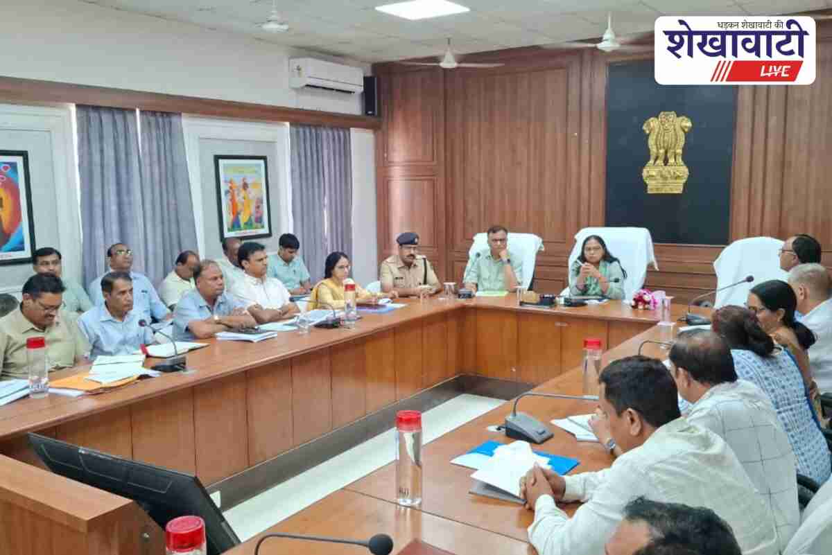 Sikar commissioner reviews district projects, officials in meeting hall