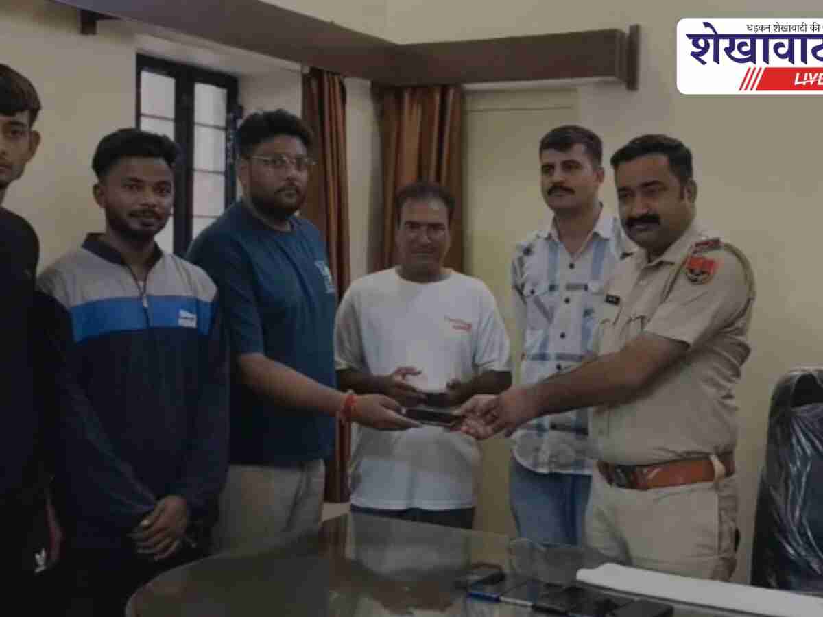 पुलिस ने बरामद किए 15 मोबाइल, मालिकों को लौटाए फोन