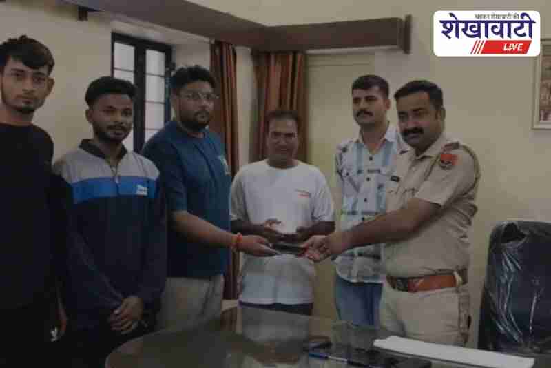 Ratangarh police return recovered mobile phones to rightful owners