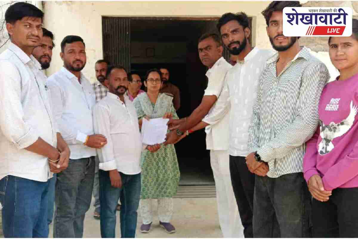 NSUI supporters submit memorandum to Sikar SDM in protest march