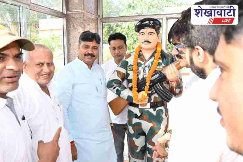 tikaram-julie-pays-tribute-jhunjhunu-shaheed-indra-singh