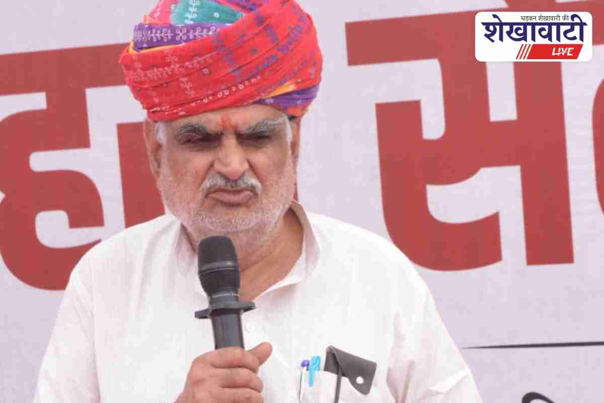 Urban Development Minister Jhavar Singh Kharra addressing public in Churu