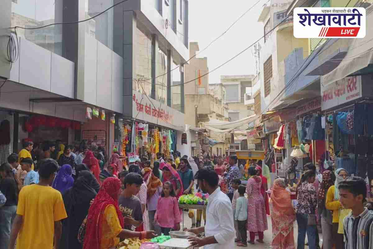 Fatehpur markets crowded with shoppers on Dhanteras buying gold and gifts