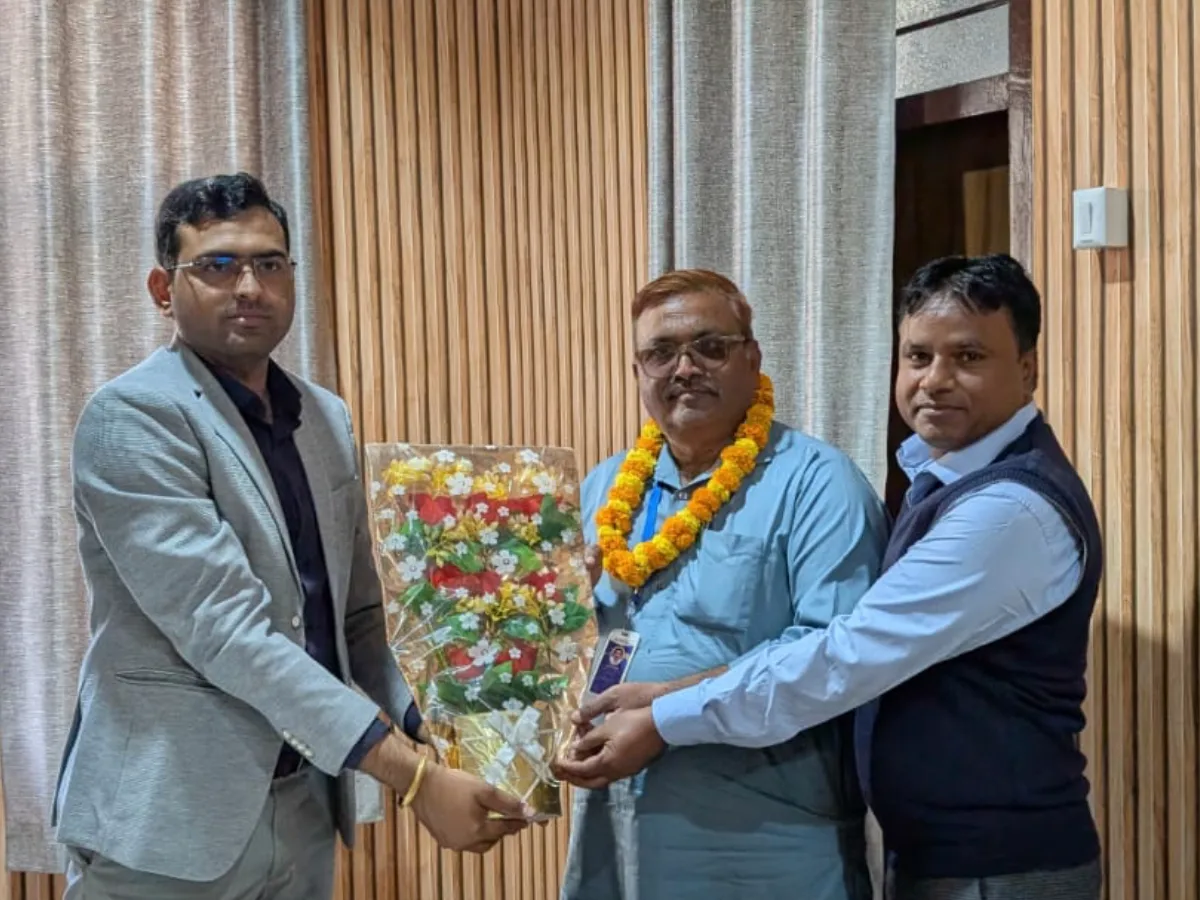 बीएलओ अलीशेर खान को शत प्रतिशत कार्य पूर्ण करने पर चूरू ईआरओ सुनील कुमार द्वारा सम्मानित किया गया