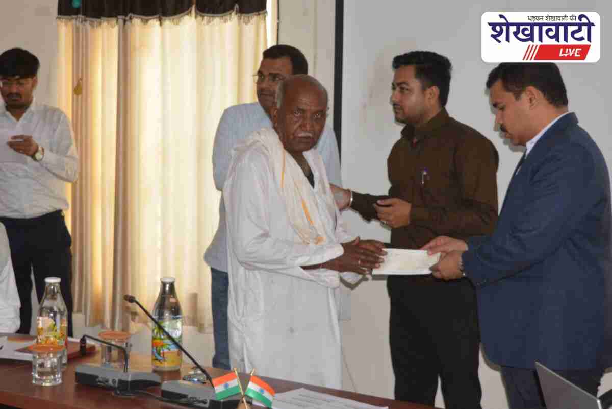 Churu Collector Abhishek Surana distributes Krishak Sathi Yojana cheques