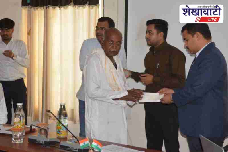 Churu Collector Abhishek Surana distributes Krishak Sathi Yojana cheques
