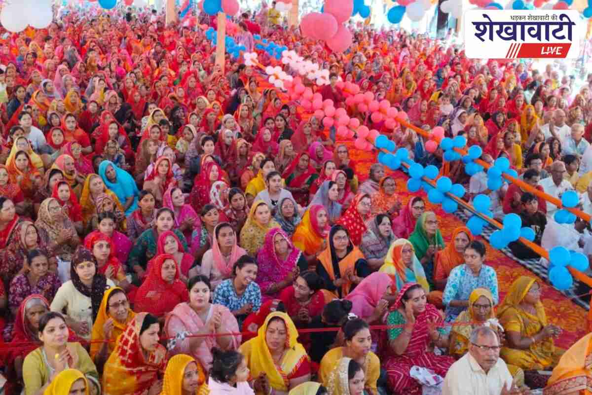 Devotees celebrate Ram Janm during Shriram Katha in Ratangarh pandal