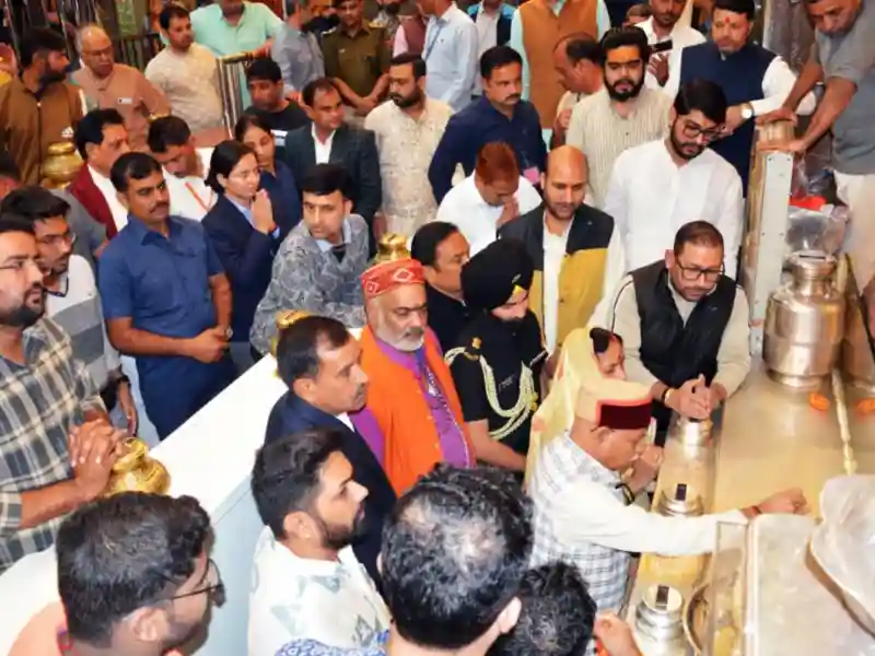 हिमाचल प्रदेश के राज्यपाल शिवप्रताप शुक्ला ने सालासर बालाजी मंदिर में किए दर्शन, देश-प्रदेश की खुशहाली की कामना