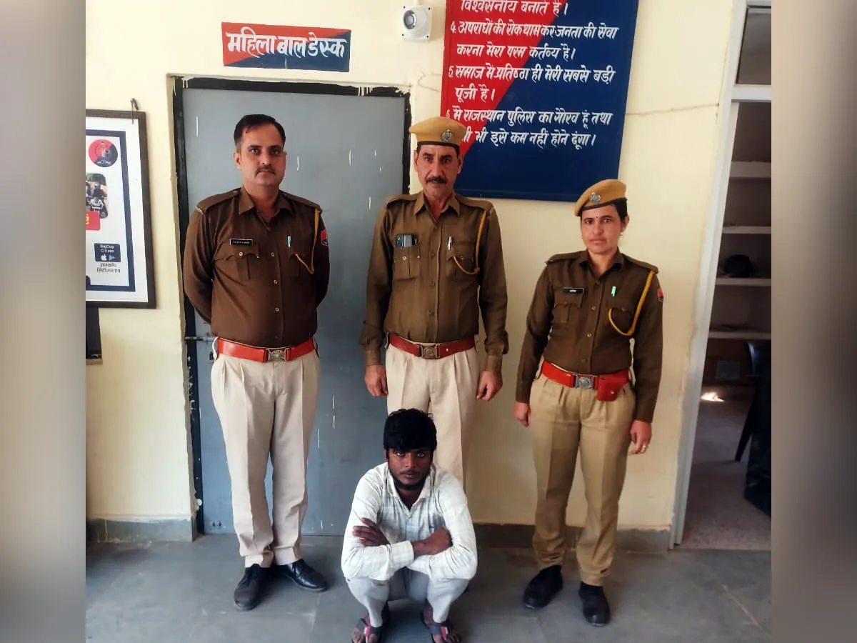 झुंझुनूं पुलिस द्वारा मारीगसर नकबजनी मामले में गिरफ्तार किए गए आरोपी सोभाग उर्फ पलीत और जांच में शामिल पुलिस टीम