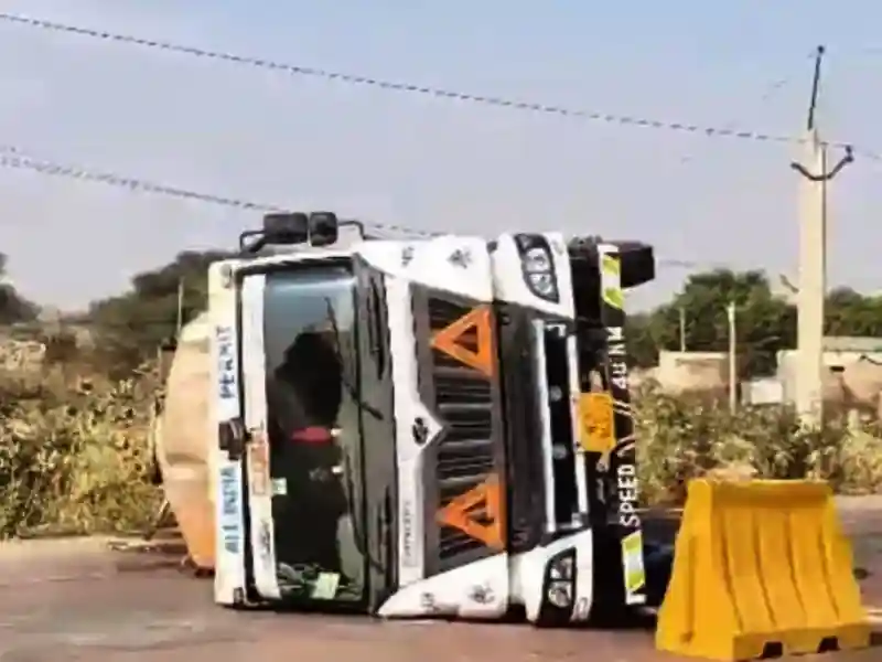 भानीपुरहाइवे पर इथेनॉल से भरा ट्रक पलटा; रिसाव रोकने के लिए जेसीबी व दमकल तैनात। हादसे की पूरी तस्वीर और सुरक्षा इंतजाम।