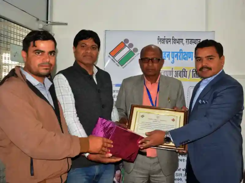 जिला निर्वाचन अधिकारी द्वारा एसआईआर-2026 में उत्कृष्ट कार्य के लिए सम्मानित बीएलओ डॉ. मनरूप सिंह चौधरी