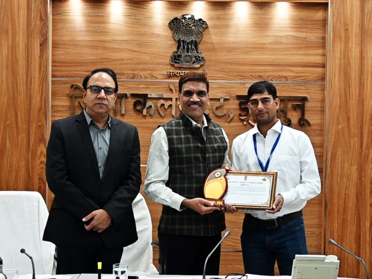 जिला निर्वाचन अधिकारी द्वारा एसआईआर-2026 के तहत सम्मानित बीएलओ का समारोह