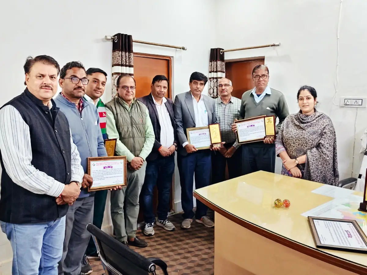 SIR अभियान में उत्कृष्ट कार्य: उपखंड अधिकारी सुमन सोनल और तहसीलदार झुंडा राम कुड़ी ने छापोली पंचायत के बीएलओ को सम्मानित किया