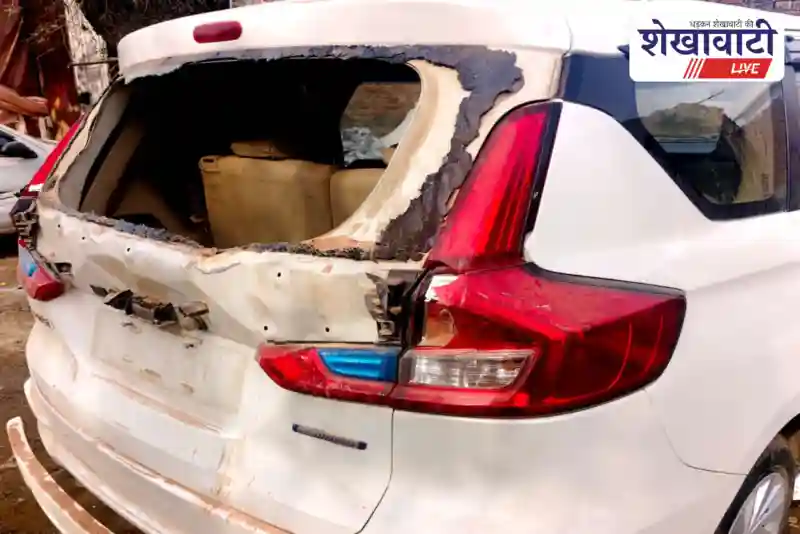 चिड़ावा में जर्जर हवेली का मलबा कार पर गिरा | Chidawa dilapidated haveli debris falls on parked car