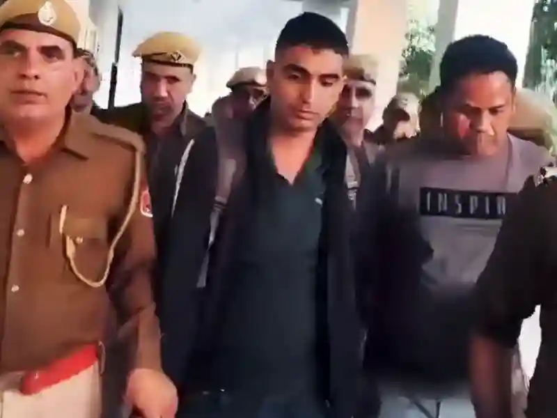 झुंझुनूं गैंगवार मामले में मुख्य आरोपी श्रवण भादवासी दौसा कोर्ट में सरेंडर करता हुआ, पुलिस सुरक्षा में कोर्ट परिसर | Jhunjhunu Gang War Main Accused Shravan Bhadavasi Surrenders in Dausa Court