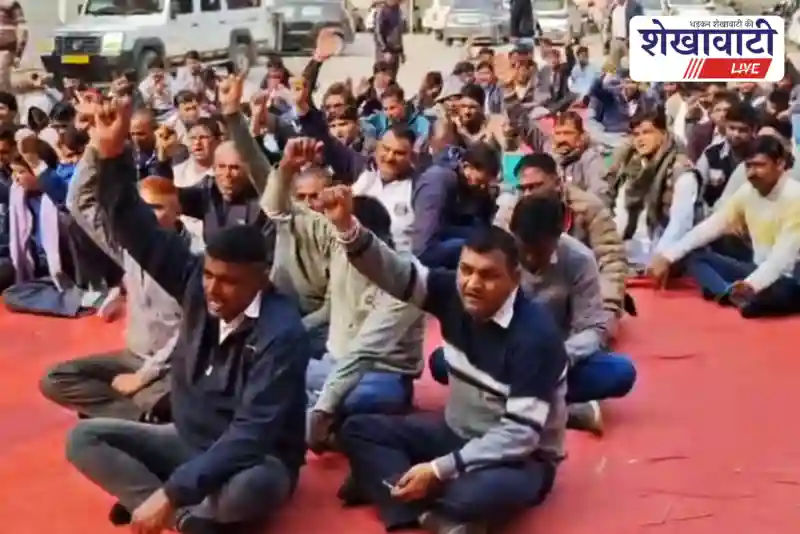 झुंझुनूं में बिजली कर्मचारियों का धरना, भुगतान की मांग | Jhunjhunu electricity workers protest demanding pending payment and safety