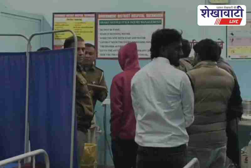 Tractor accident on NH-11 Ratangarh, crowd and ambulance present