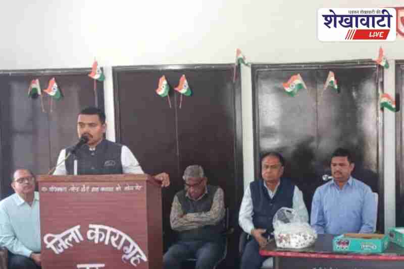 Churu District Collector distributing books and warm clothes in jail