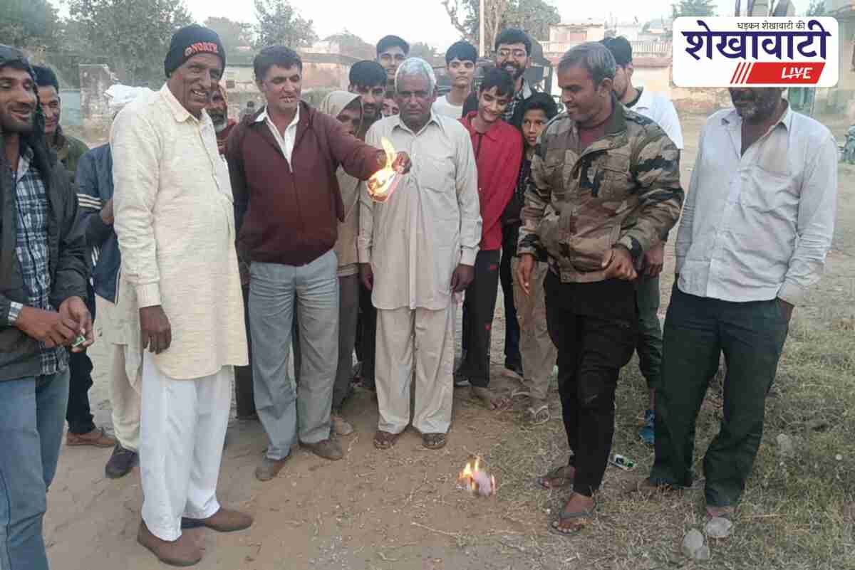 Farmers in Thinchauli burning Seed and Electricity Bill 2025 copies