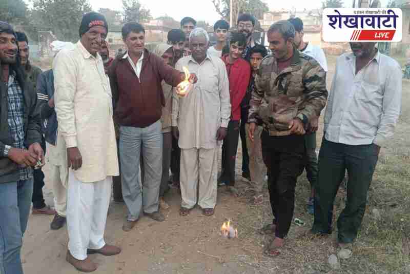 Farmers in Thinchauli burning Seed and Electricity Bill 2025 copies