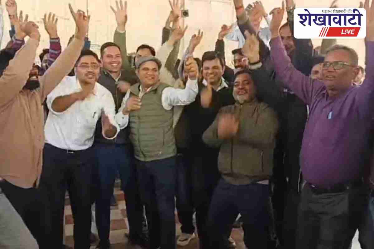 SDM Rajveer Yadav dancing with BLOs after SIR completion