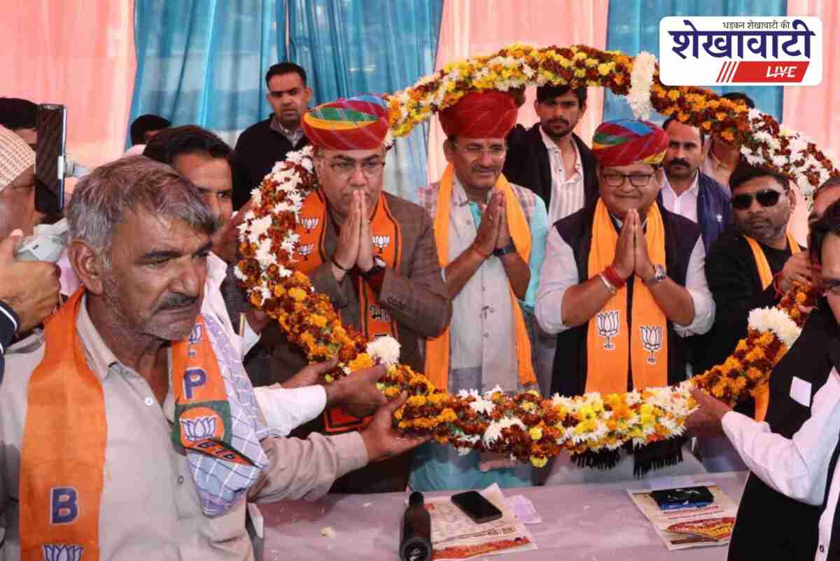 Shravan Chaudhary interacts with villagers during Jan Samvad tour