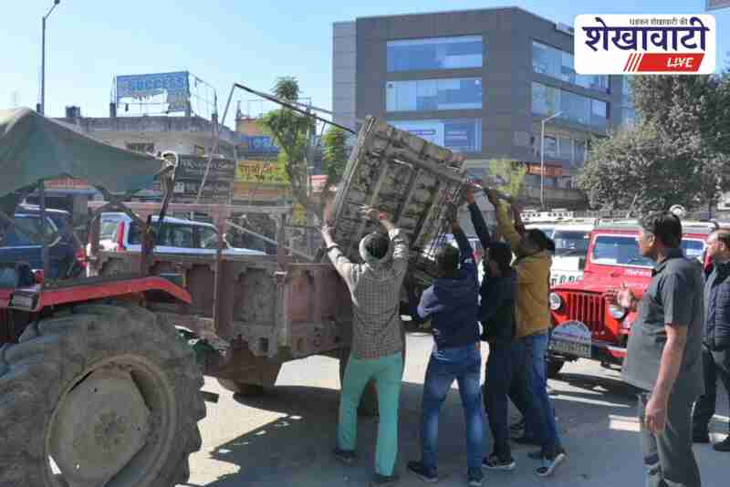 Sikar Nagar Parishad team removing temporary encroachments on main road
