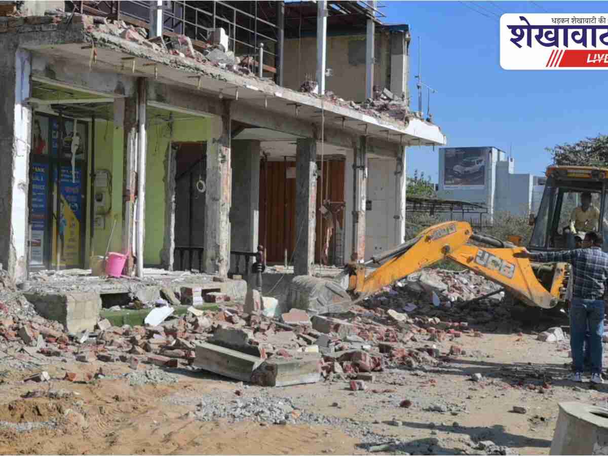 सीकर-जयपुर रोड पर जेसीबी से अवैध निर्माण हटाया