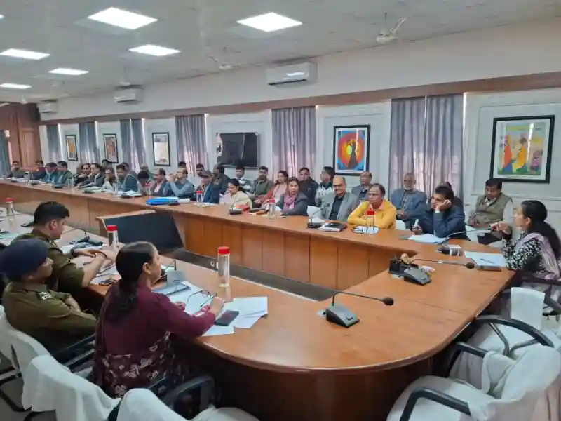 सीकर कलेक्ट्रेट में साप्ताहिक समीक्षा बैठक की अध्यक्षता करती अतिरिक्त जिला कलेक्टर भावना शर्मा | Additional District Collector Bhavna Sharma presiding over the weekly review meeting at the Sikar Collectorate
